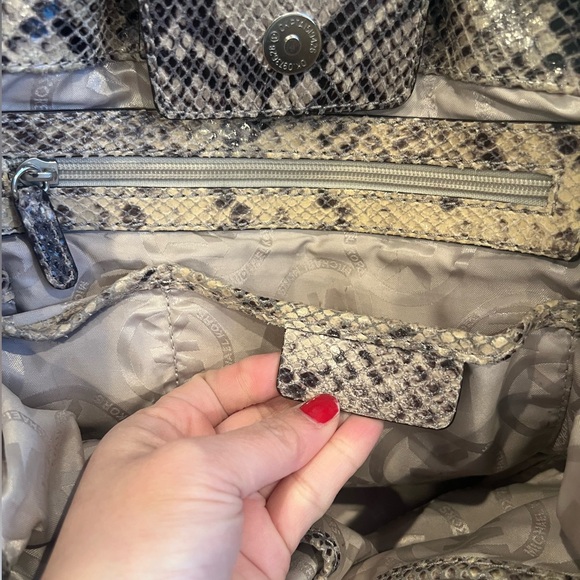 Michael Kors purse with dust bag - Picture 9 of 10